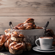 Kanelbulle i korg med kaffekopp