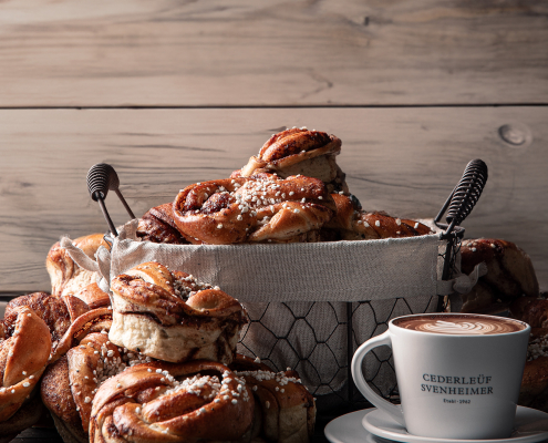 Kanelbulle i korg med kaffekopp